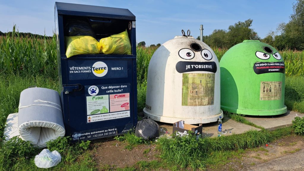 Photo de bulle à vêtements Terre entourée de détritus