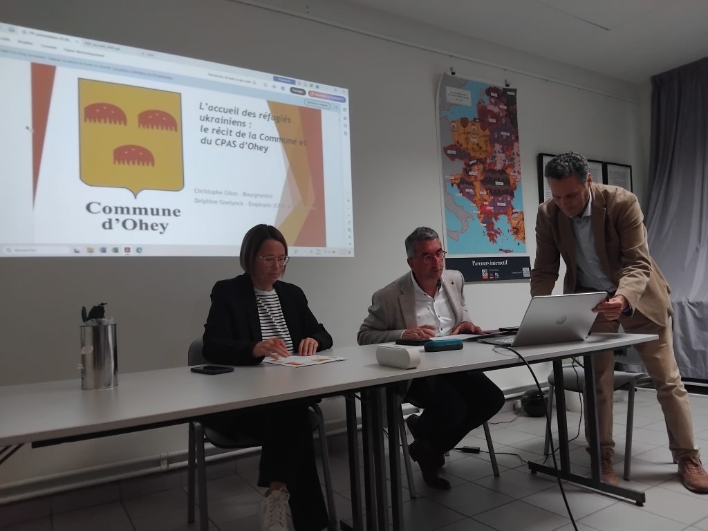 Ohey partage son expérience lors d’une formation sur l’accueil des réfugiés roms ukrainiens.