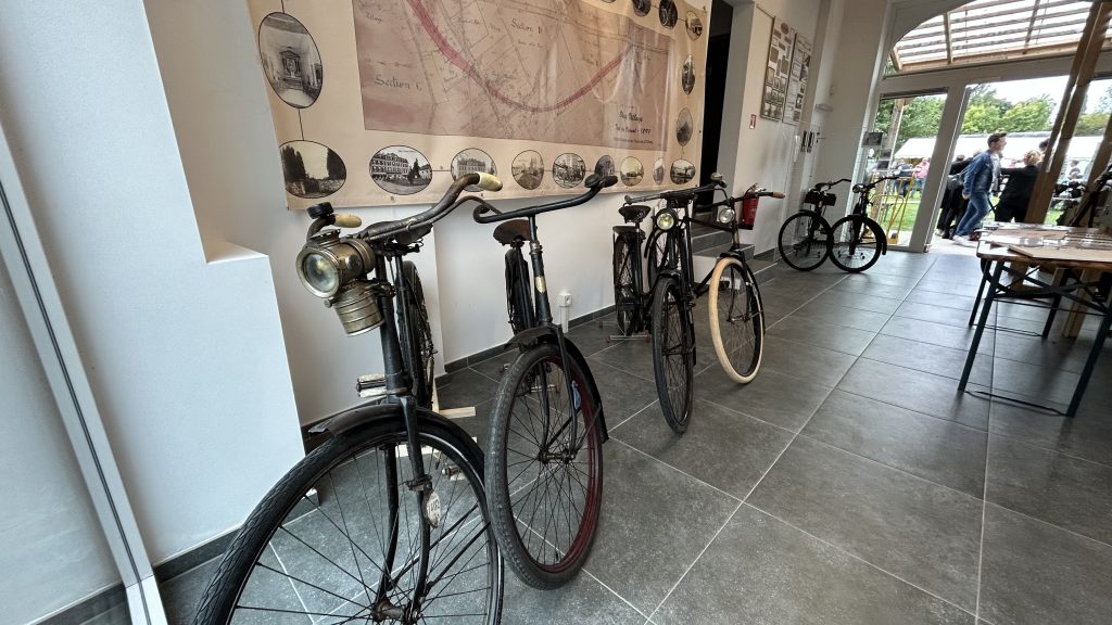 Photo de vélos exposés à l'Office du tourisme d'Ohey pour l'expo temporaire de septembre 2025