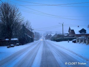 photo d'une route enneigée