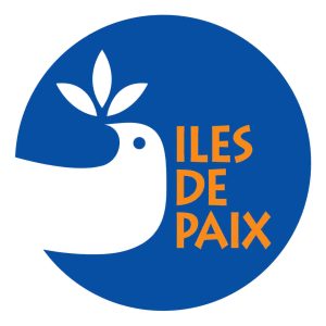 plusieurs milliers de volontaires s’impliquent activement dans la campagne Iles de Paix et vendent nos objets en Wallonie et à Bruxelles. Ils se mobiliseront quant à eux sur la voie publique, principalement les 15, 16 et 17 janvier 2027. Soutenir notre action, c’est, en Belgique, contribuer à l’éducation à la citoyenneté mondiale et solidaire de plus de 60 000 élèves, tout en sensibilisant des milliers de citoyens aux enjeux globaux. En Afrique, en Amérique latine et en Europe, c’est participer au financement de projets d’envergure pour des systèmes alimentaires durables, défendre le droit à l’alimentation et promouvoir la dignité humaine.