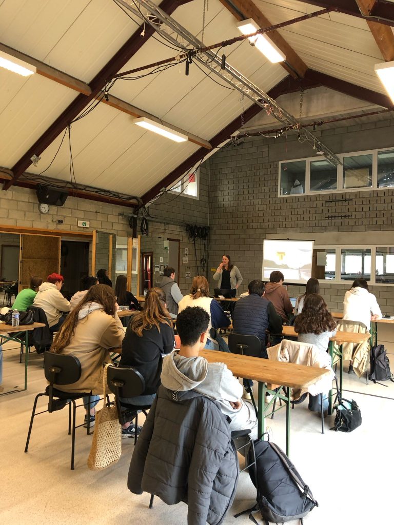 Photo d'une activité conjointe entre la MJGO et InforJeunes : permis théorique