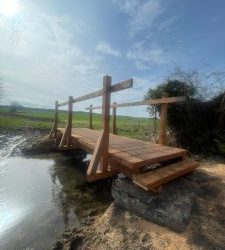 Traverser à sec, grâce à la passerelle au-dessus du Flemme à Jallet